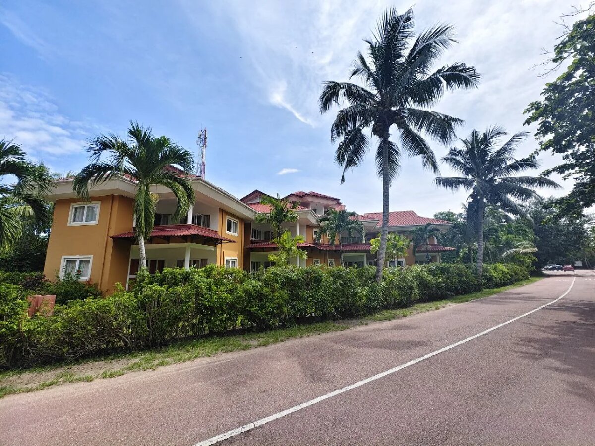 НАша Вилла вид с остановки