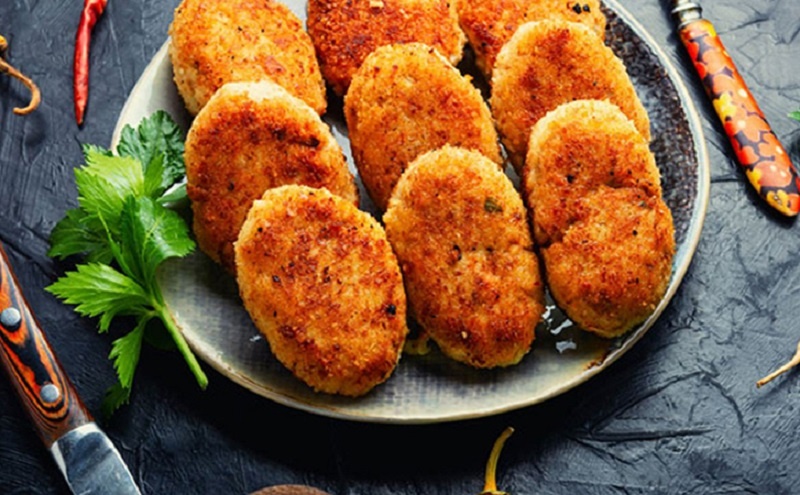 Сочные котлеты без хлеба и овощей: секрет нежности с хрустящей корочкой