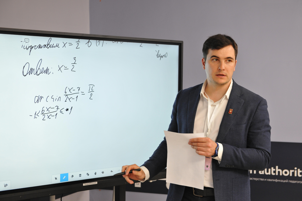 Преподаватель математики в Первом университетском лицее имени Н. И. Лобачевского и преподаватель кафедры вычислительной математики механико-математического факультета МГУ Роман Иванюшкин.
