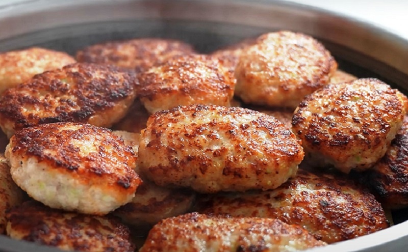 Сочные куриные котлеты с кабачком: необычный способ сделать мясное блюдо вкуснее и полезнее