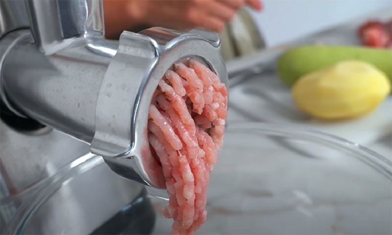 Сочные куриные котлеты с кабачком: необычный способ сделать мясное блюдо вкуснее и полезнее