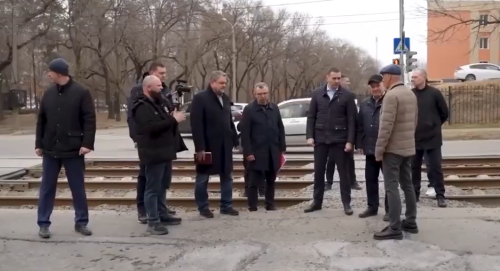 На проблемном перекрёстке собрался военный совет / скриншот кадра видео канал Дмитрий Демешин в Мах
