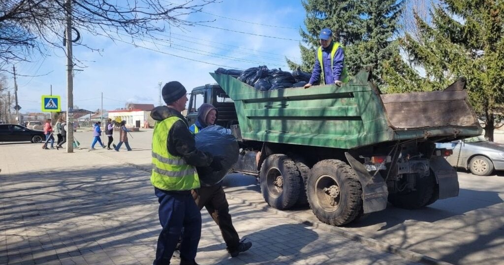 Губернатор Андрей Травников поручил главам муниципалитетов привести в порядок территории в преддверии майских праздников