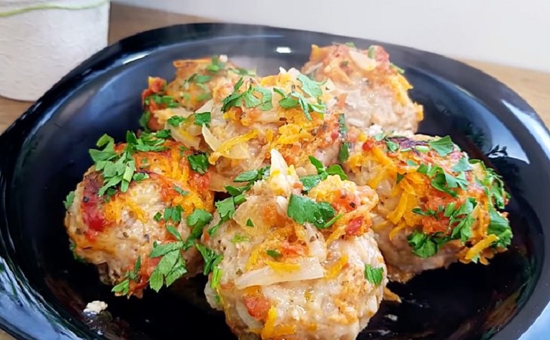 Фрикадельки под томатно-сметанным соусом: как превратить простое блюдо в настоящее кулинарное удовольствие