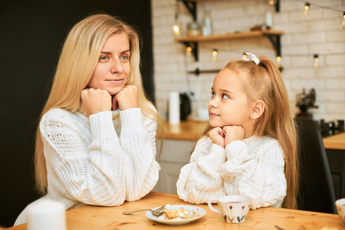 <a href="https://ru.freepik.com/free-photo/attractive-young-female-with-blonde-long-hair-her-beautiful-daughter-both-cozy-sweaters-having-breakfast-kitchen-sitting-dining-table-drinking-tea-having-cake-keeping-hands-chin_11891236.htm">Изображение от karlyukav на Freepik</a>