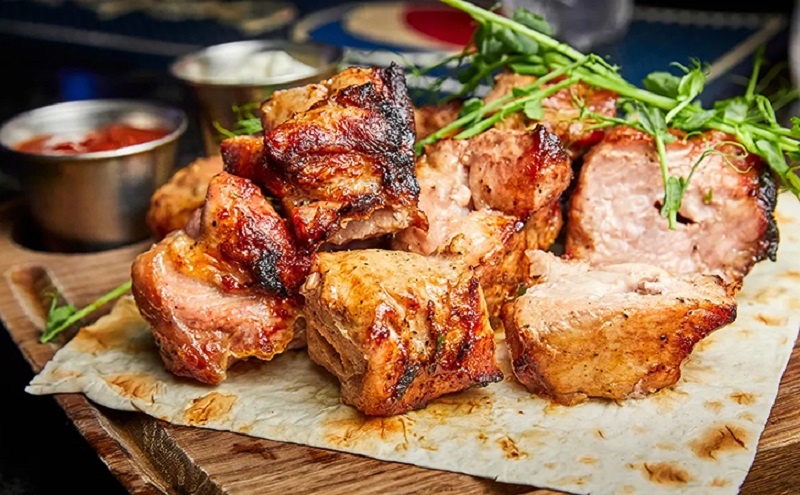 Сочный шашлык по-кавказски без уксуса: секрет мягкой свинины для настоящих гурманов