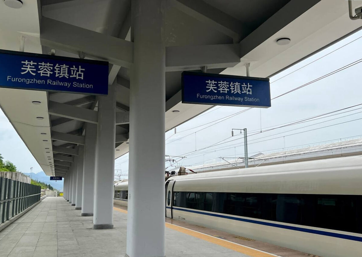 Китайские скоростные поезда несутся со скоростью более 250 км/ч. Всего полчаса от "Гор Аватара" — и вы на месте, без малейшей усталости.