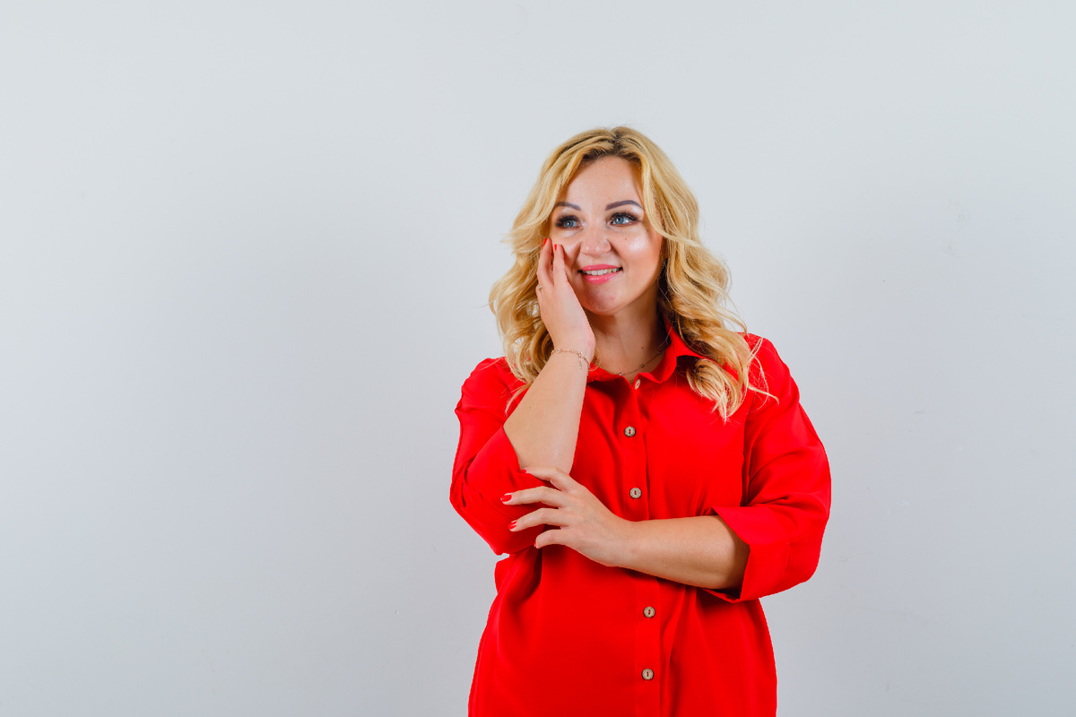<a href="https://ru.freepik.com/free-photo/blonde-lady-touching-her-face-red-shirt-looking-sensible-space-text_11141659.htm">Изображение от 8photo на Freepik</a>