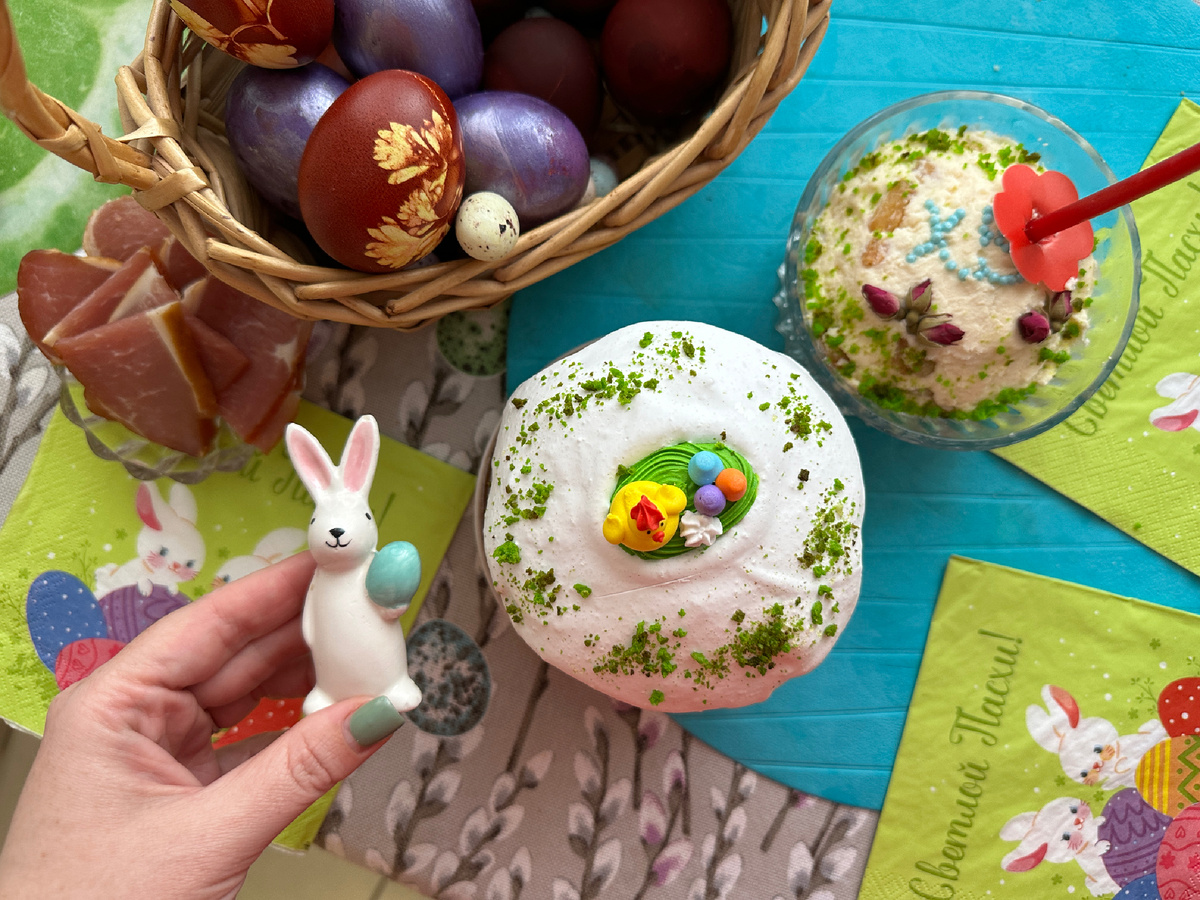 Пасха у мамы - это всегда что-то нереально красивое. А еще у нее есть рецепт классной глазури. Можно попробовать адаптировать ее под ПП. Оставлю рецепт в конце статьи.