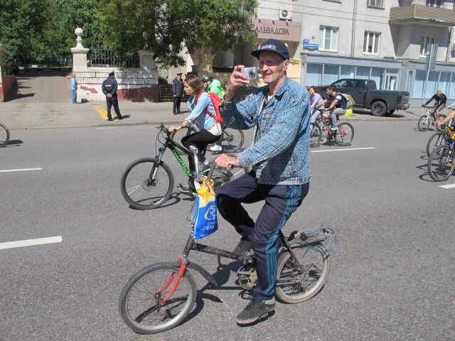 Процесс создания концепта города-курорта давно перекочевал на уровень глобальных задач. Экологический и пляжный туризм, создание экскурсионных кластеров, развитие гостиничной сети – каждая из важнейших деталей сулит перекосом в одну сторону, как специалист из афоризма Козьмы Пруткова, который подобен флюсу, потому что полнота его односторонняя. Таке как же все-таки должен выглядеть город-курорт будущего? Истине, как всегда, предложено рождаться в споре, и «ЭкоГрад» в лице своего корреспондента и эксперта по веломобилизму Геннадия Суздальцева принял участие в полемике