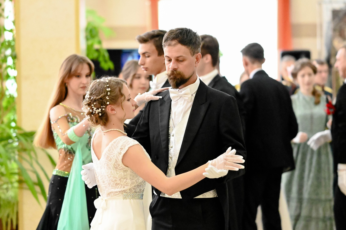 Пасхальный бал
Фото из группы ВК «Дом Молодежи |Центральный регион Республики Крым»