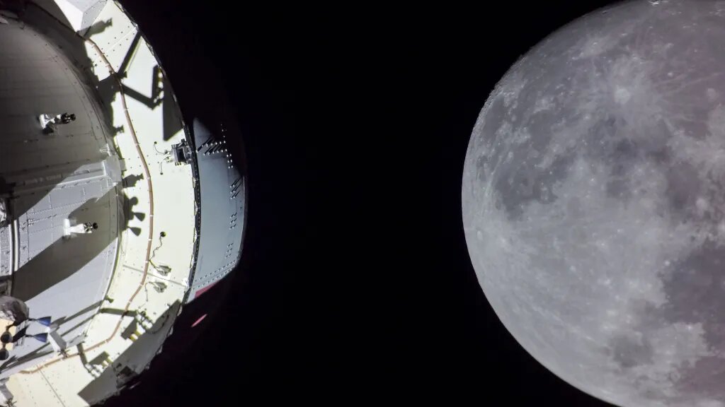 6 апреля 2026 года. Вечер. 20:00 по Москве. Экипаж «Артемиды-II» готовится к историческому событию: они должны облететь Луну. Не просто пройти по орбите, а заглянуть на обратную сторону — туда, куда даже советские «Луноходы» не заглядывали. Если всё пойдёт по плану, сегодня человечество увидит то, чего не видело больше полувека.