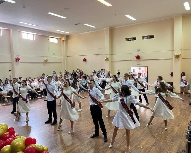     Последние звонки и выпускные линейки в курских школах пройдут в помещениях