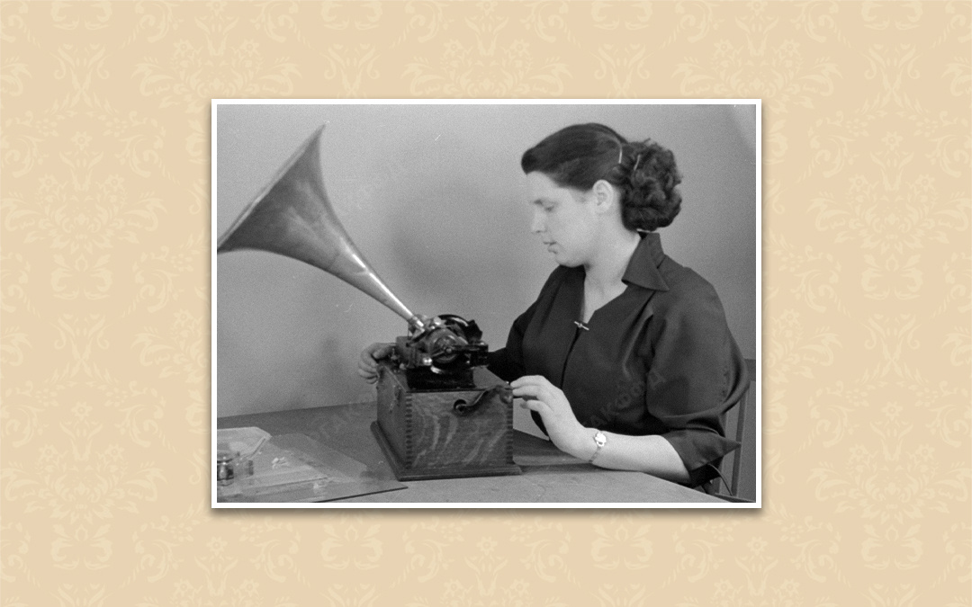 Сотрудник фоноотдела ЦГАКФФД СССР с фонографом / Красногорск. 1957 г. / РГАКФФД. Арх.№ 0-403382