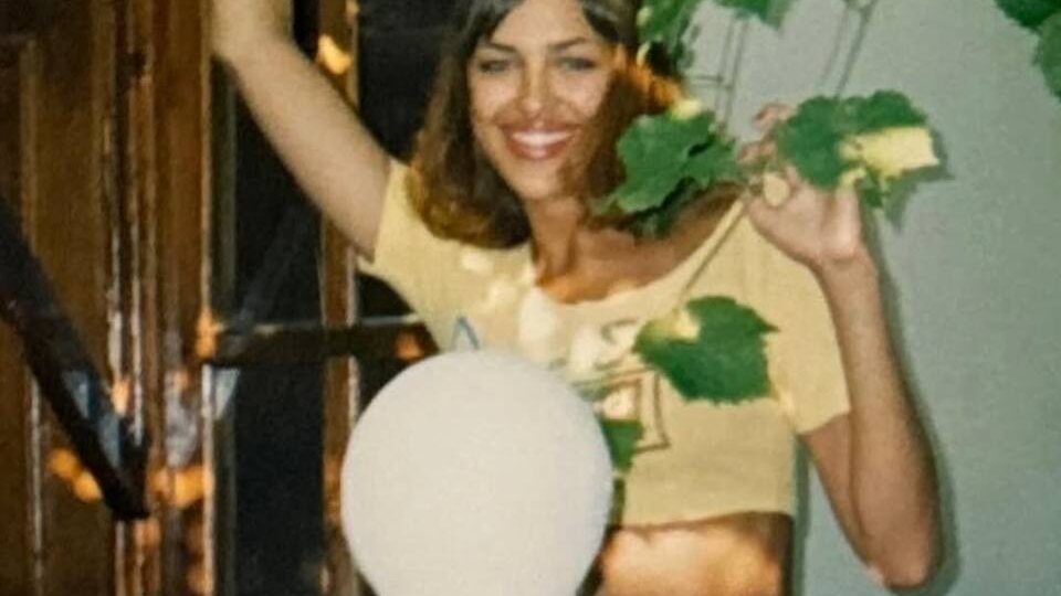 Ирина Шейк на фоне ковра: ностальгия по детству и искренность в каждом кадре