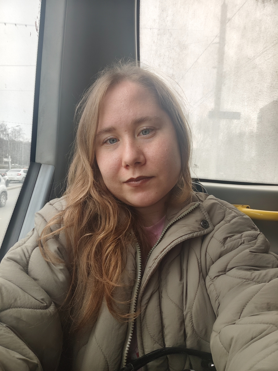 В доказательство финансовой грамотности, фото из автобуса, а не из такси. Мне не стыдно, признаться, что я не готова платить 1000 рублей за поездку в такси до дома)