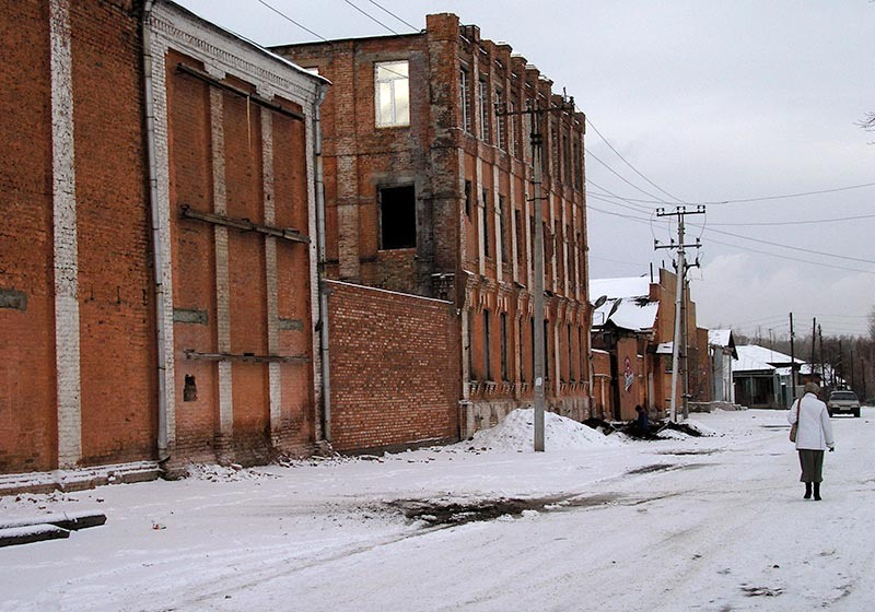 Здание завода когда-то горело, поэтому выглядело непрезентабельно