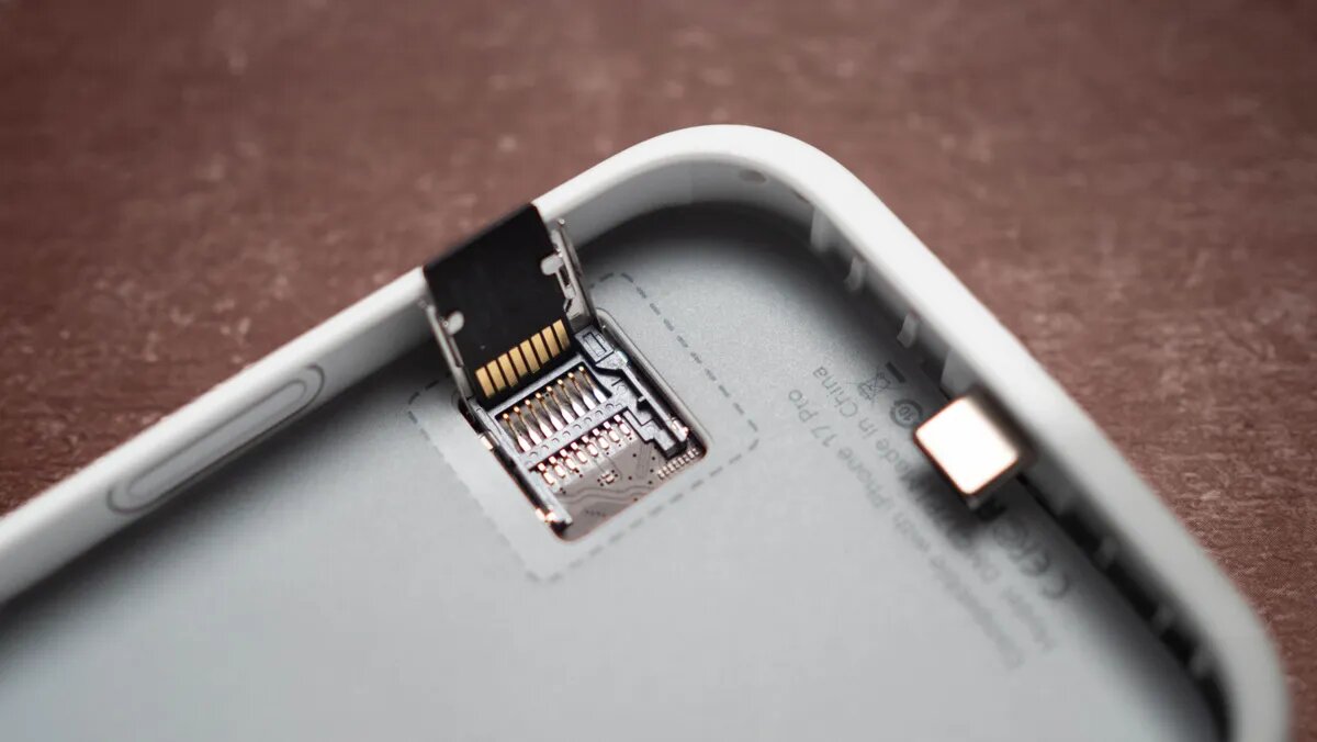    Анонсирован чехол для iPhone 17 Pro со встроенным экраном и слотом для microSD