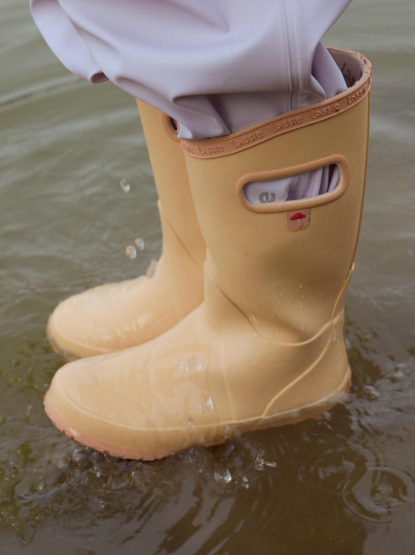 Резиновые сапоги — идеальны для прогулок по лужам или просто в дождливый день. Полностью водонепроницаемая обувь обеспечивает максимальную защиту от влаги.