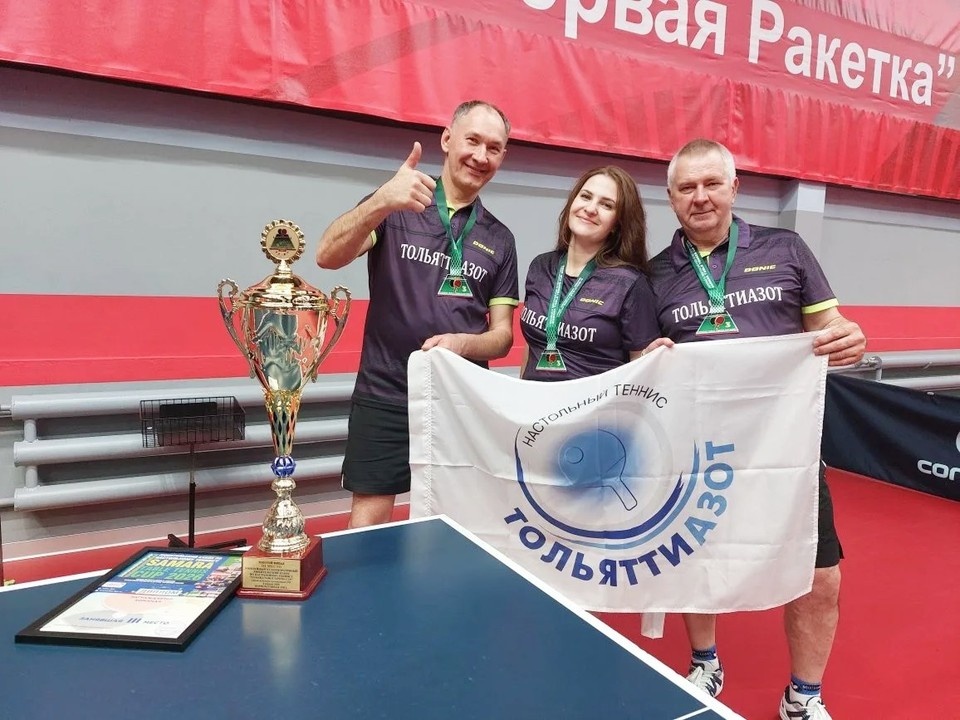    Медали химпредприятию принесли Артур Шпотя, Олег Шеин и Арина Новикова / Фото: АО "ТОАЗ"