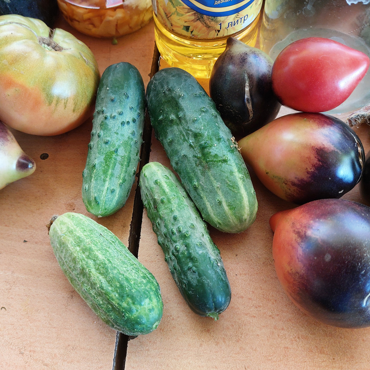 Наши урожаи. Просто для иллюстрации. Огурцы такие же, кстати, сразу в грунт были тогда посеяны. В этом году я уже посадила их на рассаду парочку.