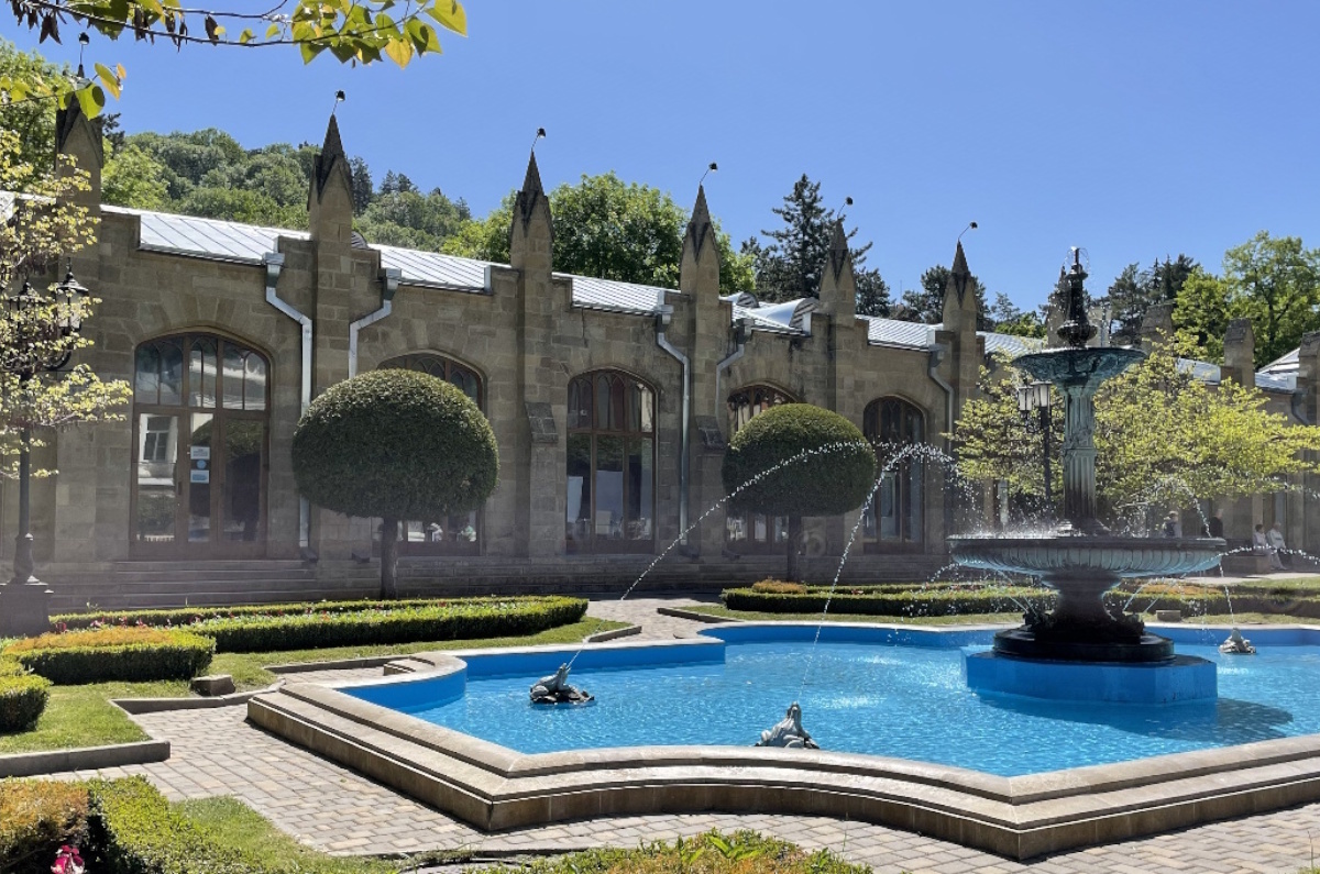 Внутри Нарзанной галереи свыше десятка бюветов, где можно попробовать один из трёх видов нарзана. Нарзанная галерея работает ежедневно с 7:00 до 19:00. Перерыв: с 9:00 до 11:00 и с 14:00 до 16:00.
