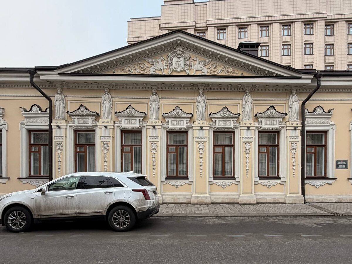 Городская усадьба А. Толстого — М. Грачёва. Денежный пер. 11 с.1. 1815, 1884, архитектор С.Елагин