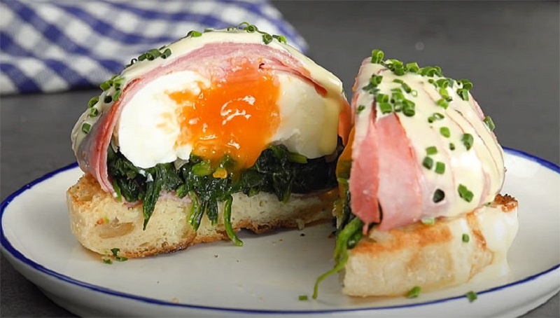 Яйца в чашке: неожиданный способ завтрака для тех, кто устал от обычной яичницы