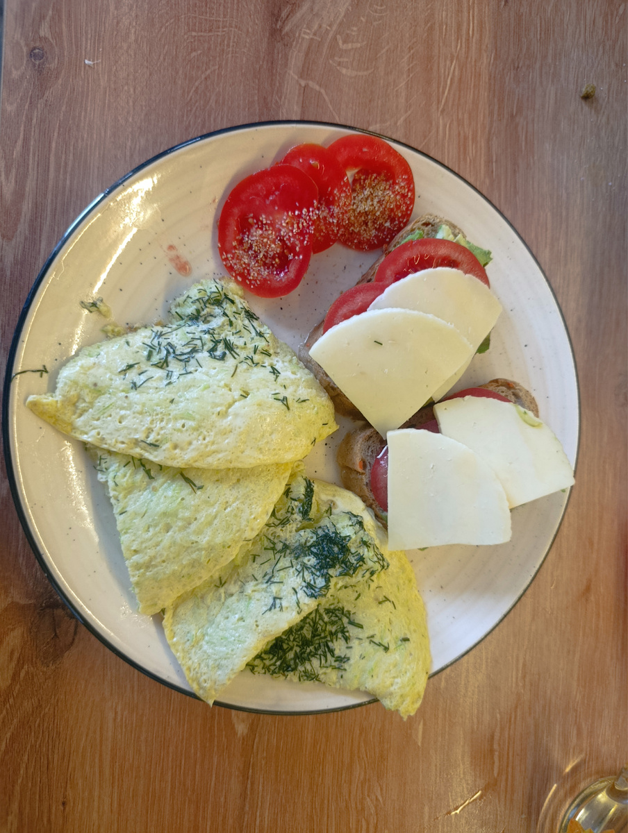 Мой завтрак. Вроде полезно, белково. Но огромный объём, многовато