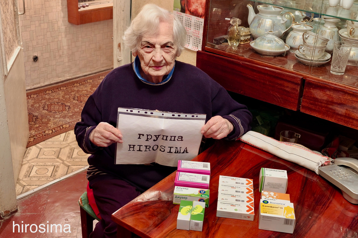 1. Тамара Васильевна одинокая пенсионерка. В 10 лет работала в госпитале санитаркой во время Великой Отечественной. Больше 90 лет.
Сын умер от рака, не осталось никого из родных и близких.
Куча болезней, по дому еле передвигается. Война усугубила физическое, да и психологическое состояние - не думаю, что это стоит пояснять.

Подробнее про женщину читать здесь: https://littlehirosima.livejournal.com/459323.html