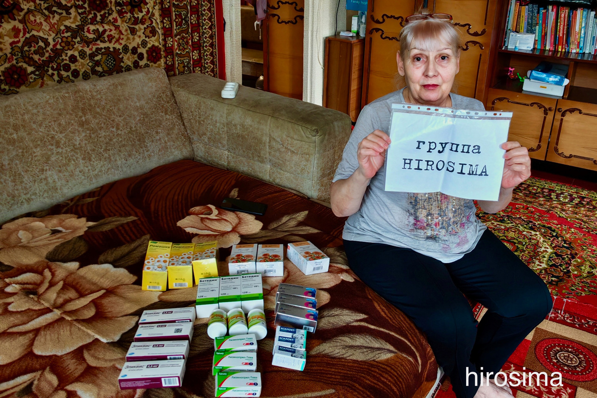 Семья наших рыжиков - так мы их называем уже много лет. 
Елена Михайловна бабушка Маши и Саши. Дочку, беременную младшим выгнал муж из дома и она, живя в Крыму, вынуждена была поехать домой к матери в Луганск, откуда она сама родом. Там родила младшего. Спустя время у нее не выдержало сердце и бабушка стала мамой двум нашим рыже-огненным детям.
Самые позитивные посты в моем блоге о помощи гражданским - это все о них. Атомный взрыв эмоций и рыжего счастья)

Подробнее про рыжиков читать по ссылке здесь: https://littlehirosima.livejournal.com/tag/рыжики/