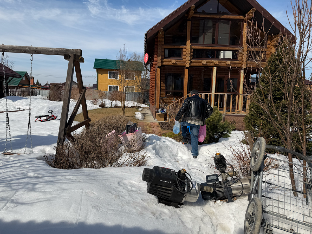 Забрасываем вещи на снег