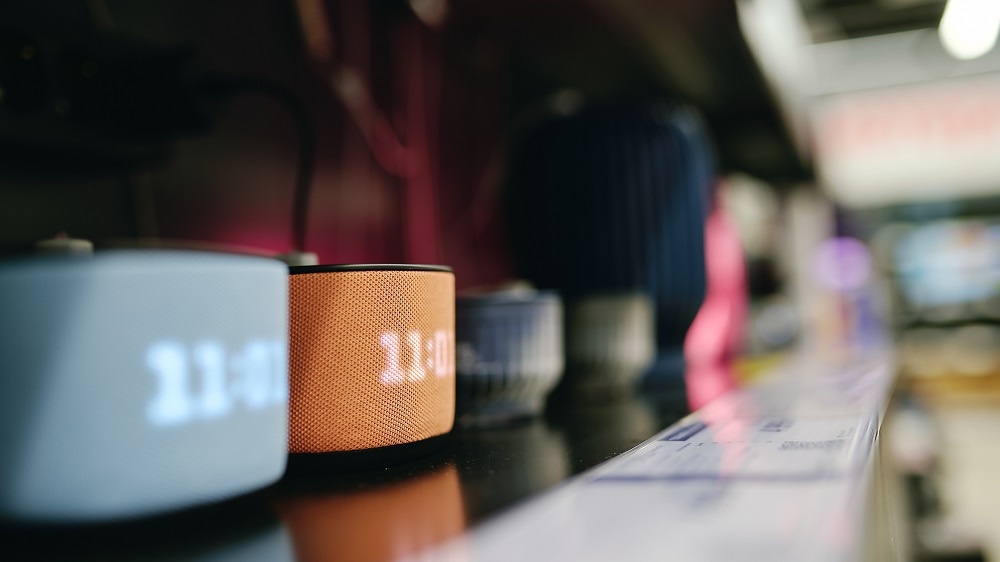 Штучные продажи умных колонок в России снизились, а вот траты выросли