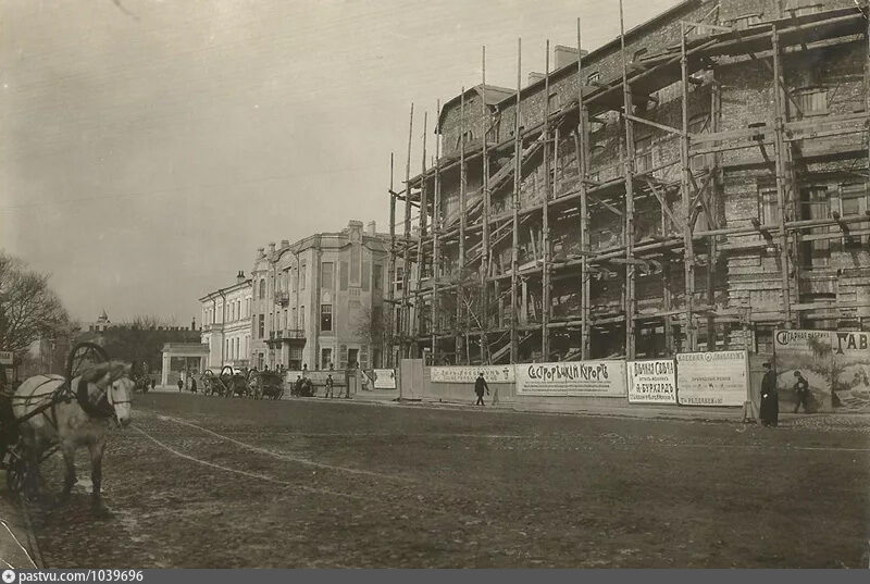 Стройка на участке Лидваль. Обратите внимание на рекламу на заборах!