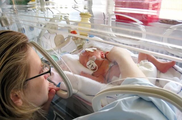    Кувез для новорожденного: зачем нужен, можно ли установить дома?