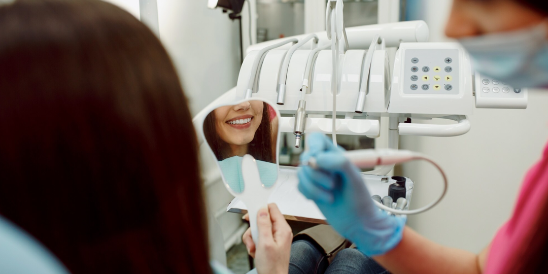 Эстетика улыбки в 2026 году: благородная «слоновая кость» против «белоснежных унитазов»