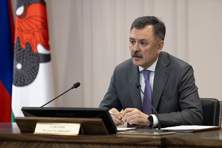    Рустем Гафаров: «Пока, слава богу, город не плывет. Если бы мы не вывезли за зиму более 1,7 миллиона тонн снега, Казань реально могла бы оказаться в огромной глубокой луже…».   
Фото: kzn.ru