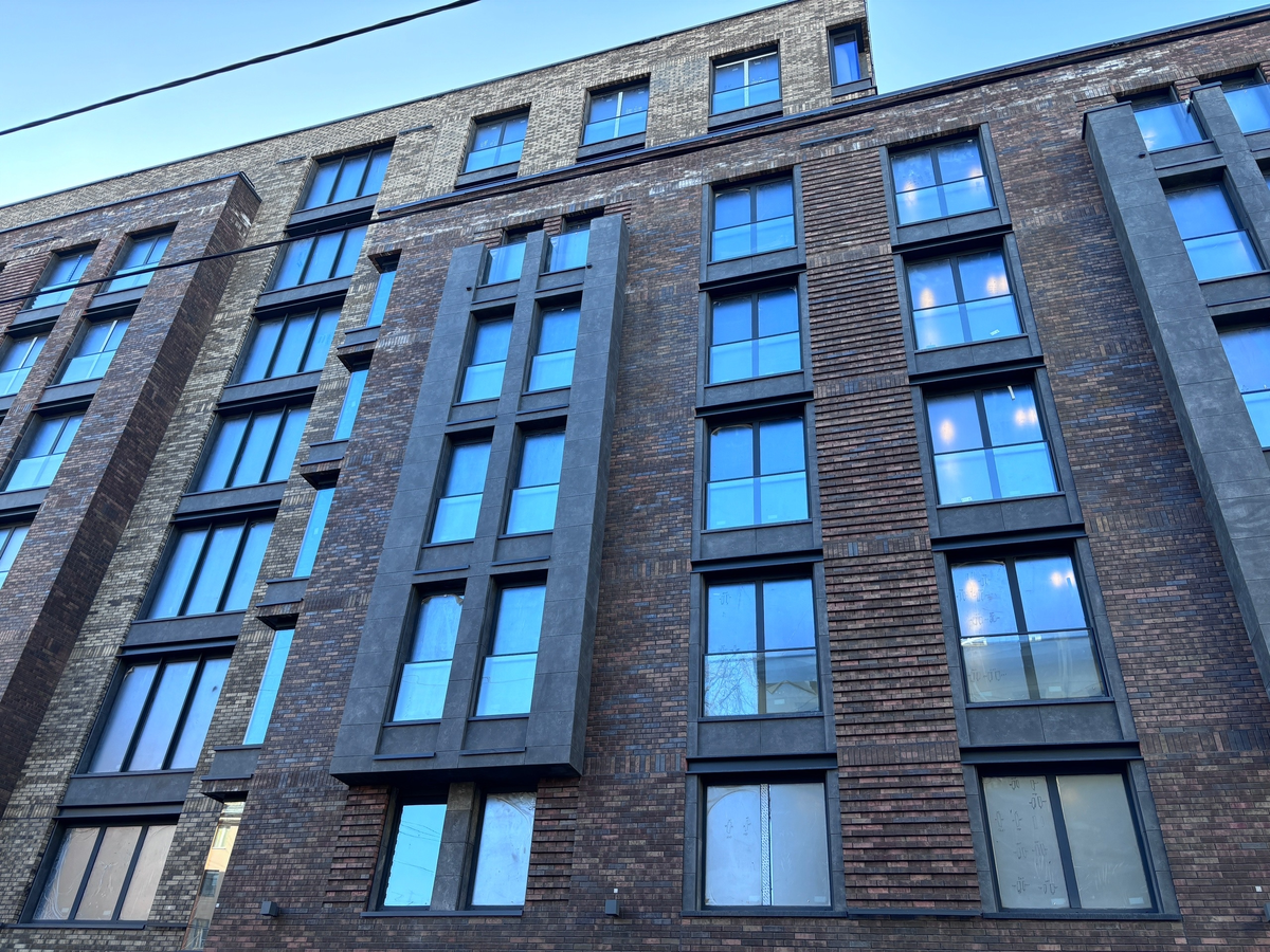 Фасад дома крупным планом.