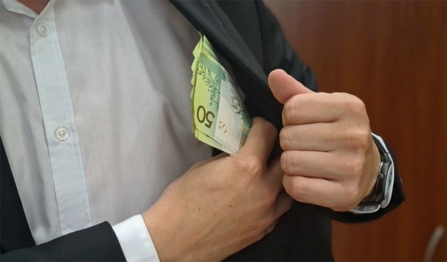     Директор предприятия фиктивно устроил сына на работу