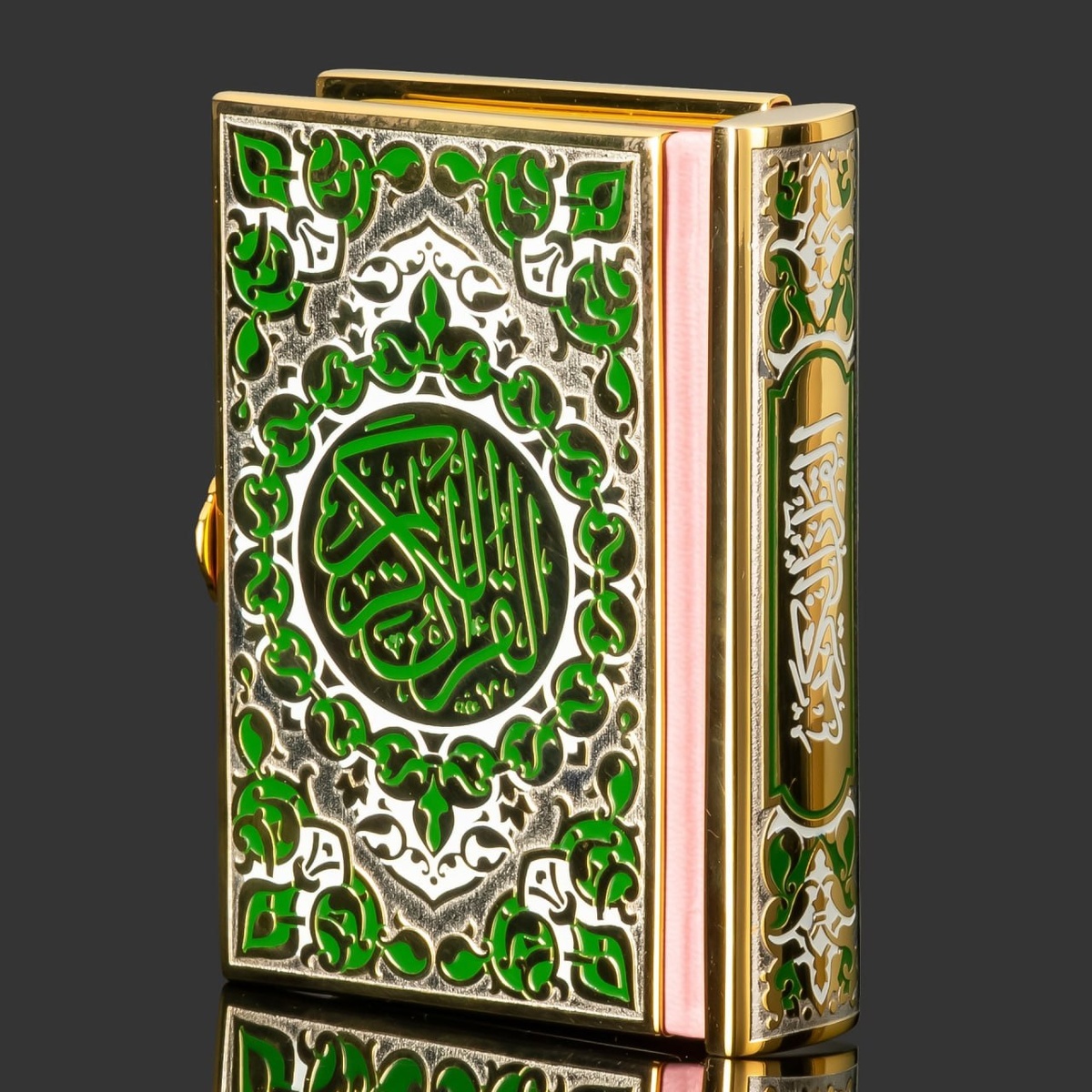 Коран малый на арабском языке, украшенный эмалями зеленого оттенка в подарочной коробке, латунь, бумага, эмаль, золочение, Российская Федерация, 2025 г.