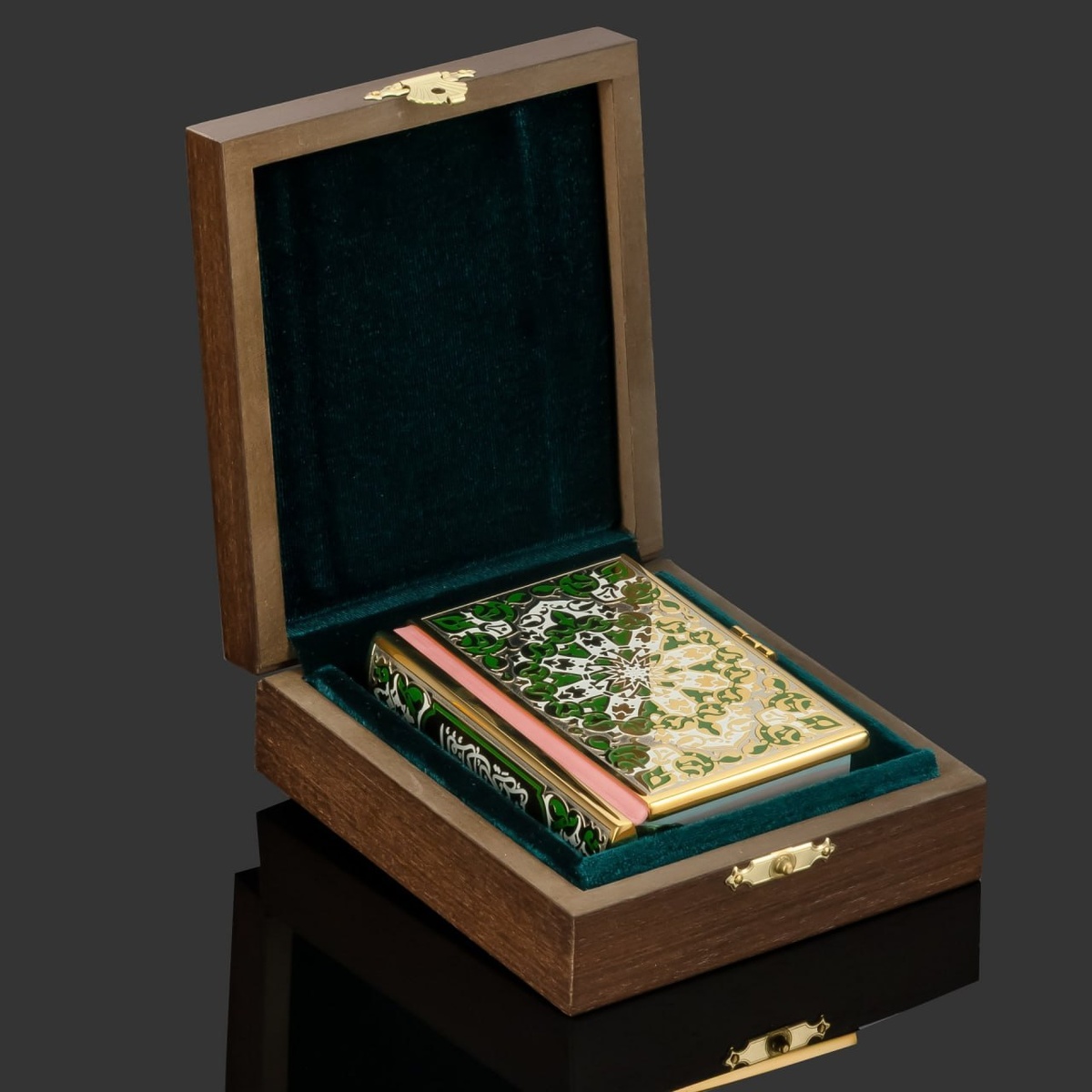 Коран малый на арабском языке, украшенный эмалями зеленого оттенка в подарочной коробке, латунь, бумага, эмаль, золочение, Российская Федерация, 2025 г.