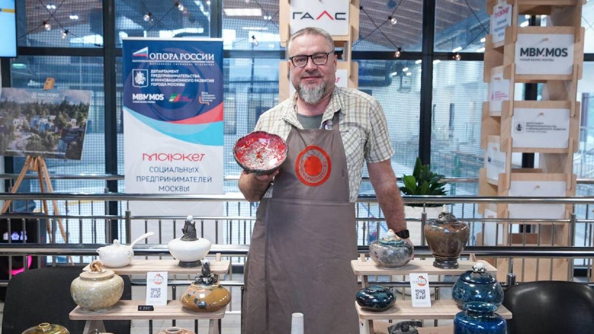    Гончар-предприниматель Андрей Милаев на предновогодней ярмарке / Фото: Личный архив