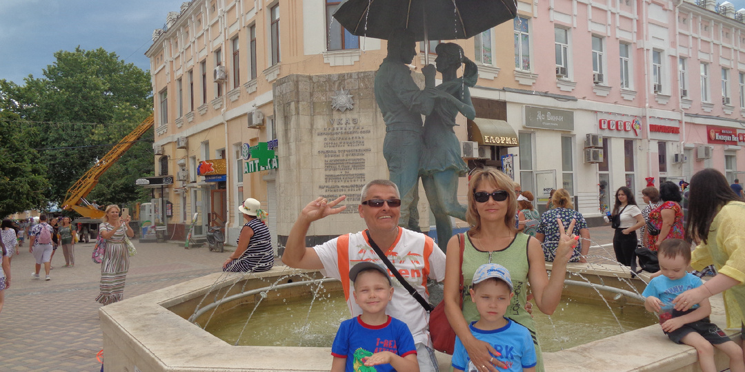 Город Феодосия - один из самых бюджетных и удобных курортов в 2026 году на черноморском побережье.