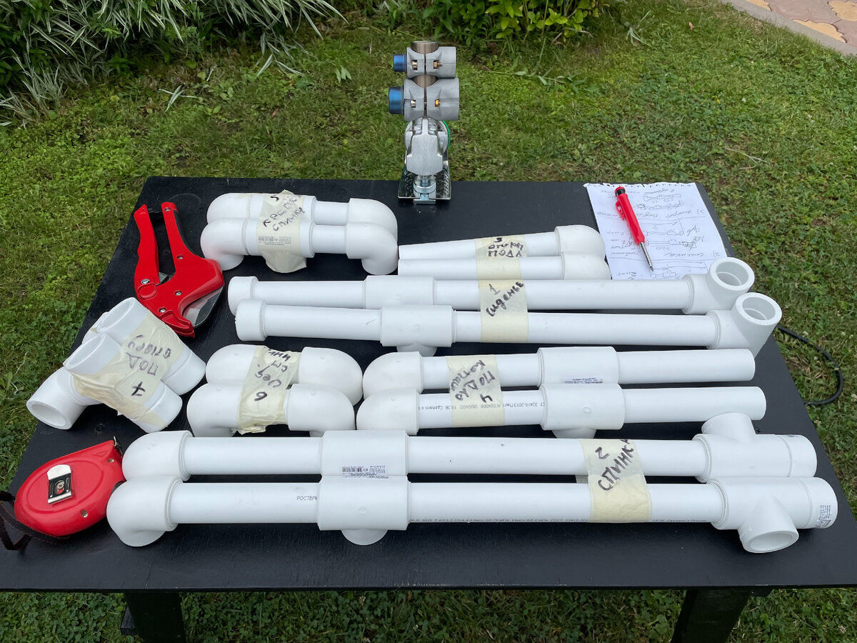 Это заготовки для сложной конструкции дачного кресла. Фото автора