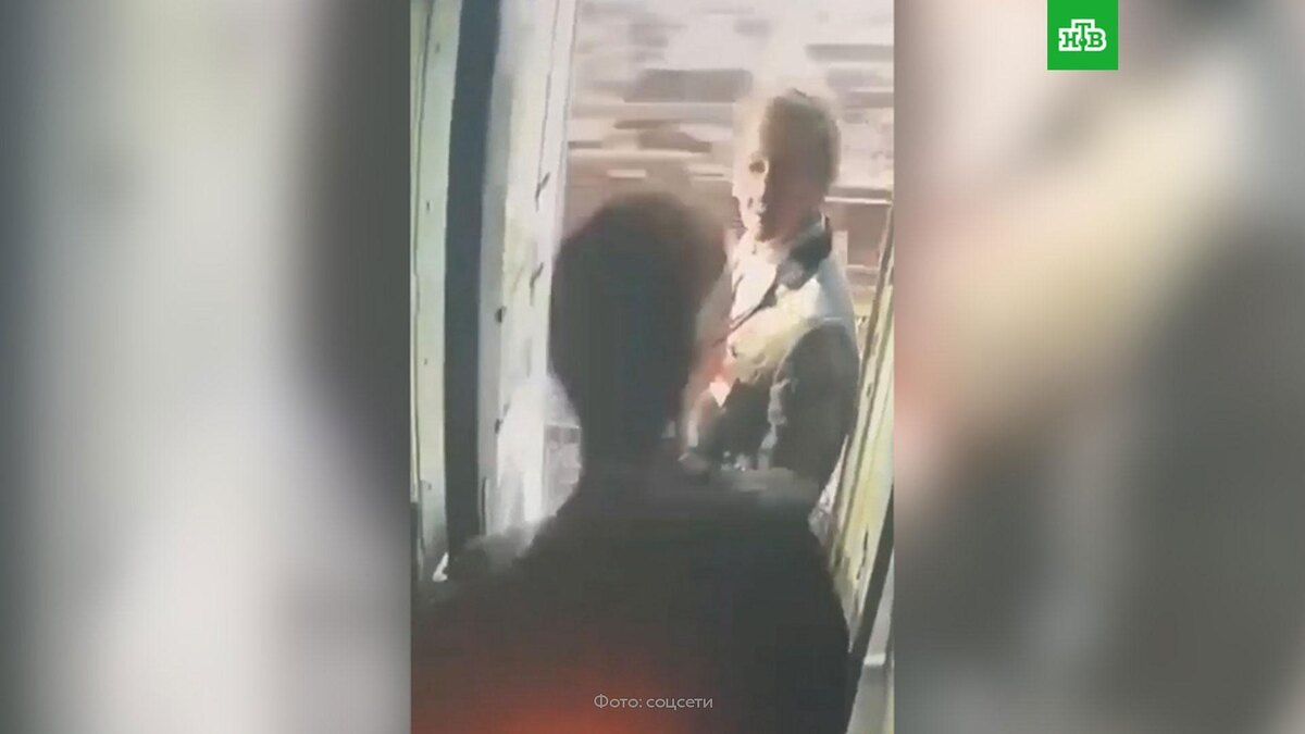    Пассажир вытолкнул проводницу из поезда за отказ в перекуре