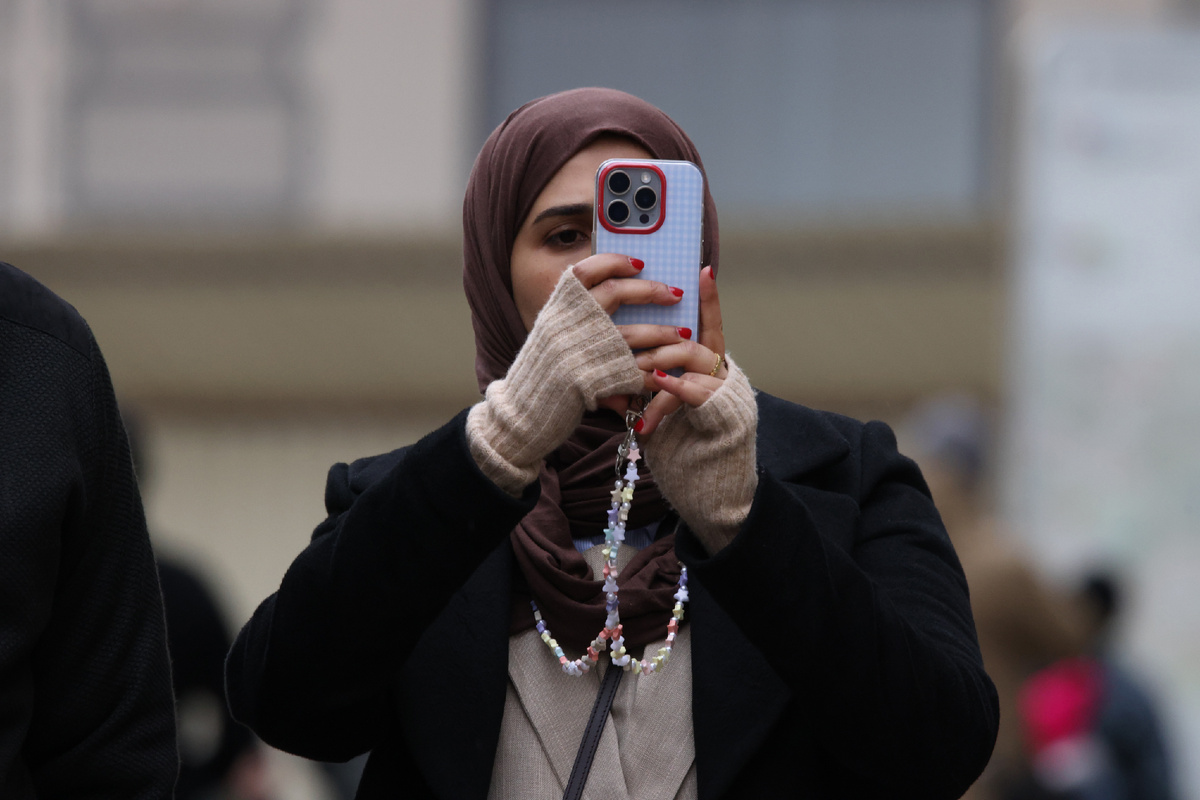Автор фото: Анастасия Романова / "Абзац" / ТАСС. Туристка из арабских стран фотографирует достопримечательности в Москве.