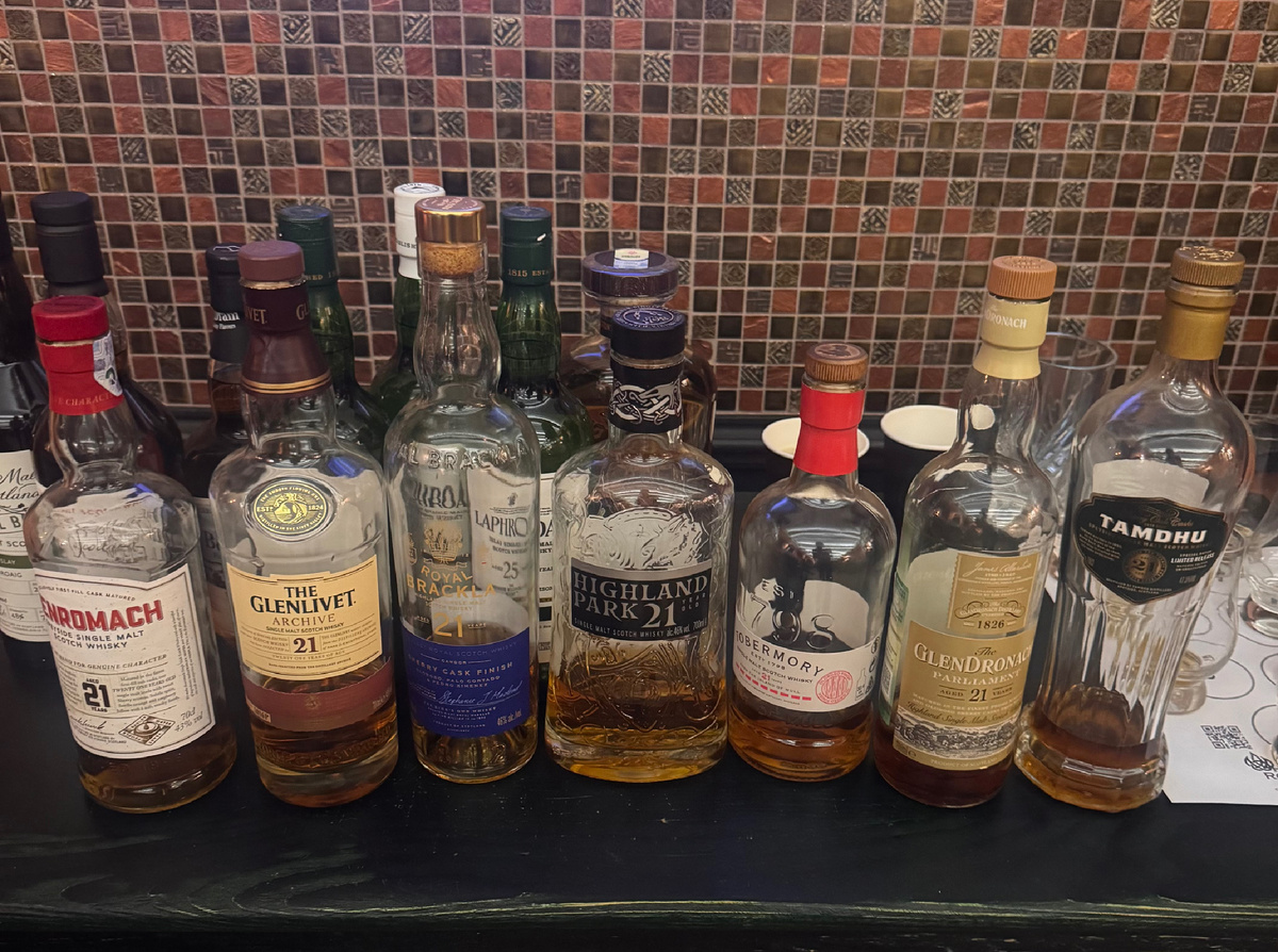 Дегустация 21-летних виски. Второй справа — Глендронах 21 Парламент