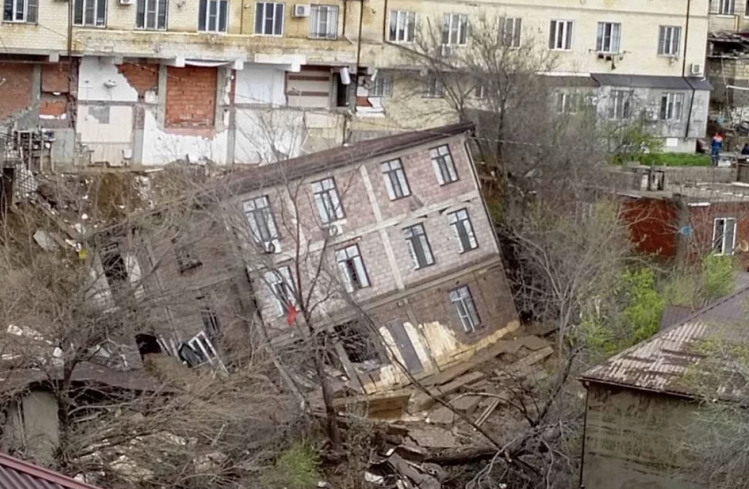 Многоквартирное строение в результате оползня рухнуло прямо в овраг. / Регина Гаджибалаева / АиФ