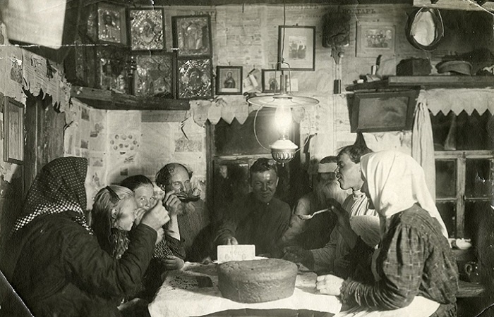 За трапезой. Фото: cgon.rospotrebnadzor.ru