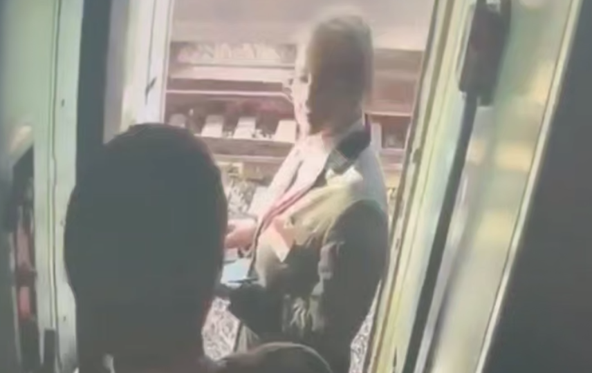 "Тебе не место в этом поезде": Пассажир высадил проводницу из тамбура поезда Челябинск - СПБ